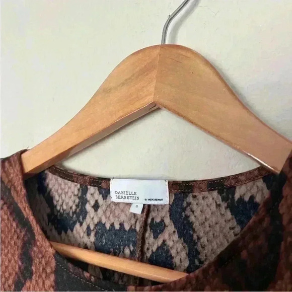 DANIELLE BERNSTEIN x WEWOREWHAT Ruched O-Ring brown snake Long Sleeve Mini Dress - Picture 5 of 5